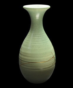 Alternative view of Exceptionnal vase with kintsugi, galuchat, mother of pearl and beetle elytra