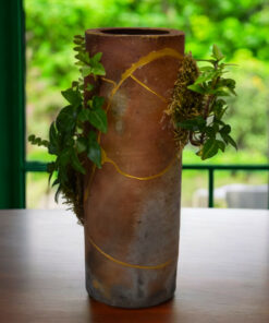 Alternative view of Exceptionnal vase with kintsugi and living plants