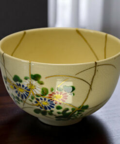 Alternative view of Kyo chawan with flowers