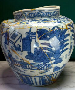 Alternative view of Monumental white and blue Porcelain Jar - 24 Carat Gold Kintsugi