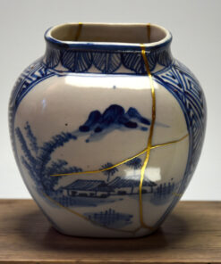Alternative view of White and blue vase with chinese landscape