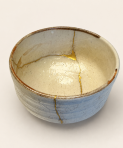 Alternative view of hino Han-tsutsu-gata Chawan – 24k Gold Kintsugi